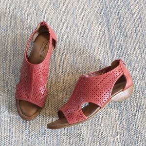 Size 9 Rina coral sandals comfortiva
